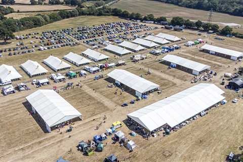 Dog show slammed for going ahead OUTSIDE in un-air conditioned marquees during 35C heatwave despite ..