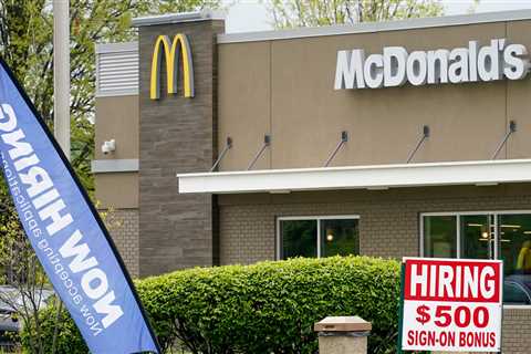 See how McDonald''s, Subway, Chipotle and other chains are using robots and AI to make faster..