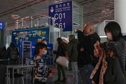WHO Backs Mask Wearing on Long Flights as New Omicron Variant Spreads