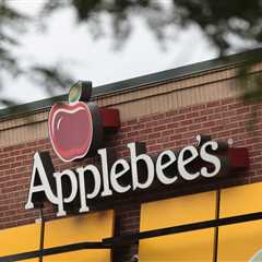 'Why would you eat a $10 burger out of a paper bag in your car?' Applebee's throws shade at fast..